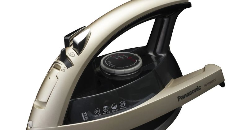 Panasonic NI-WU810: Setrika Uap Pintar untuk Hasil Rapi Cepat